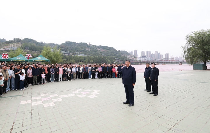 9月10日至13日，中共中央總書(shū)記、國(guó)家主席、中央軍委主席習(xí)近平在甘肅考察。這是11日下午，習(xí)近平在黃河蘭州中山橋段考察時(shí)，同在場(chǎng)的干部群眾親切交流。新華社記者 王曄 攝