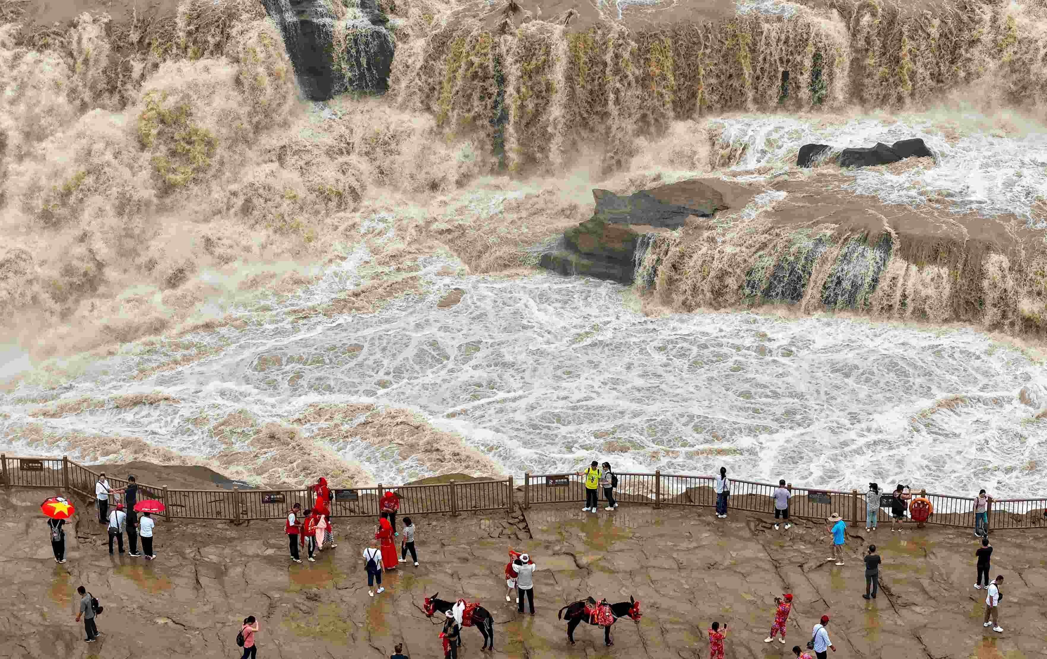 △9月9日，游客在黃河壺口瀑布景區(qū)游覽。