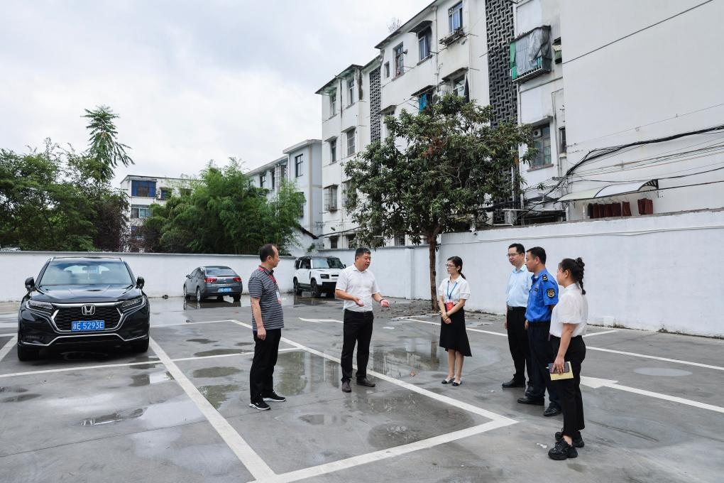 2024年9月11日，在浙江省湖州市，湖州吳興區(qū)人大代表、人大飛英街道工委代表及塔下街社區(qū)代表前往已改建的一處停車場進行實地調研，監(jiān)督該改建項目的完成情況。新華社記者 徐昱 攝