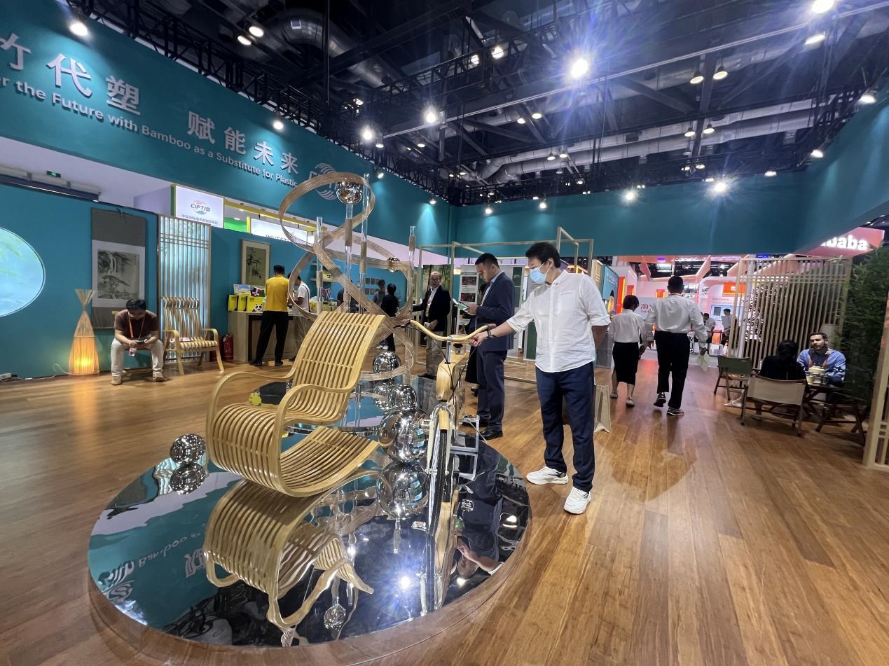 展會期間，國際竹藤組織展臺展出的竹藤制品。人民網(wǎng) 歐陽易佳攝