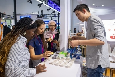 觀眾正在品嘗伊朗的藏紅花茶。人民網(wǎng)記者 翁奇羽攝