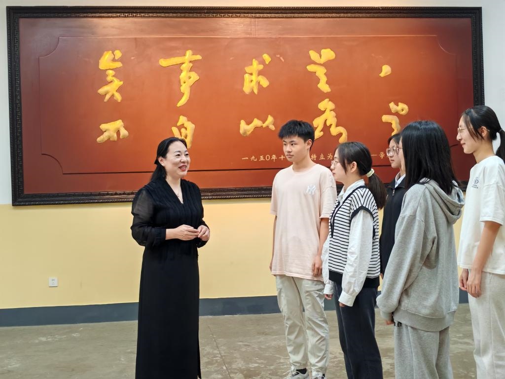 湖南第一師范學(xué)院思政課教師正在為學(xué)生講述紅色校史。（受訪者供圖）