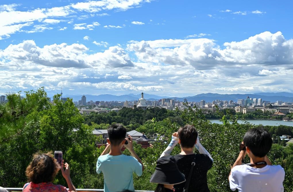 2024年8月12日北京天氣晴好，游客從景山上拍攝遠(yuǎn)處的北海公園。新華社記者李鑫 攝