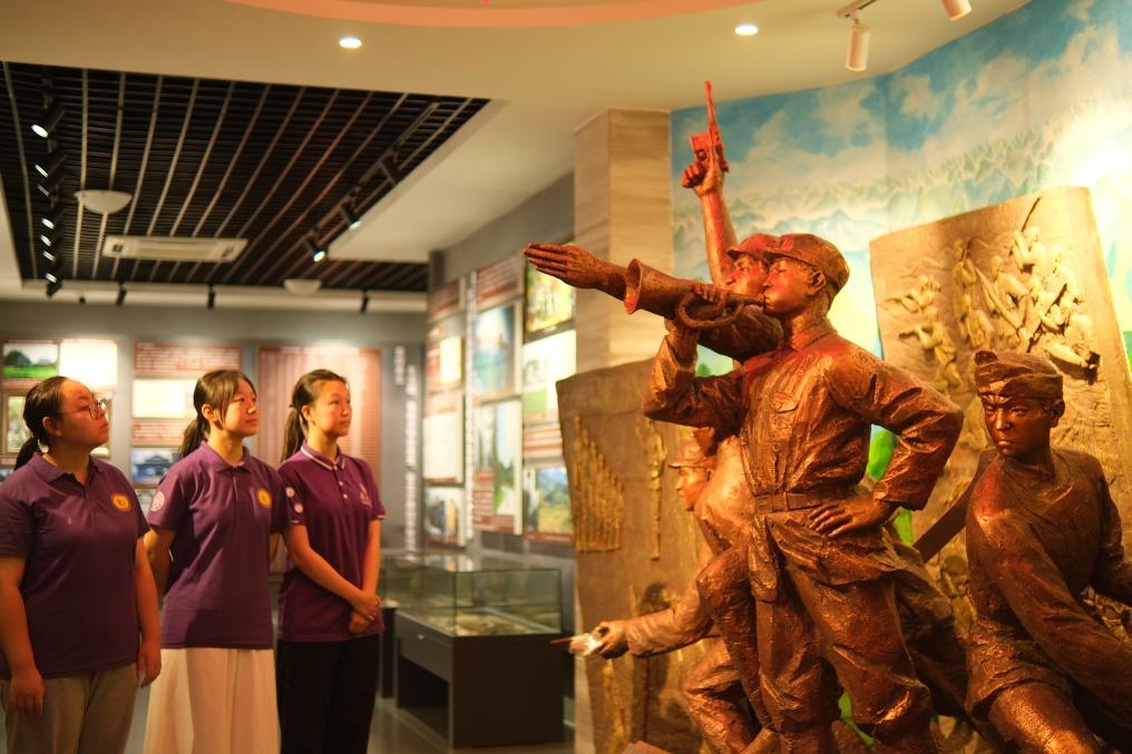7月26日，南開(kāi)大學(xué)實(shí)踐隊(duì)在環(huán)江革命陳列館了解毛南族人民在黨的領(lǐng)導(dǎo)下進(jìn)行革命斗爭(zhēng)的歷程。（受訪者供圖）