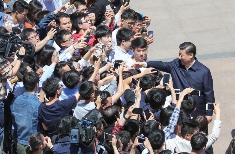 2018年5月2日，習(xí)近平總書記來到北京大學(xué)考察。這是總書記離開學(xué)校時(shí)同道路兩旁師生親切握手。