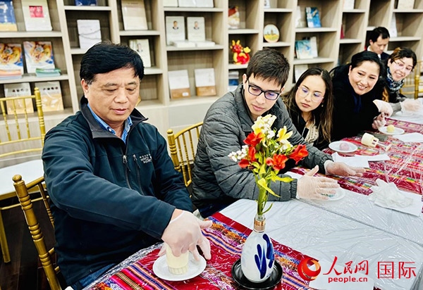 前來(lái)參加活動(dòng)的利馬居民共同制作冰皮月餅。人民網(wǎng)記者 宋亦然攝