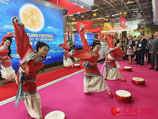 “你好！中國(guó)”展臺(tái)開(kāi)幕式上的中國(guó)傳統(tǒng)舞蹈表演。人民網(wǎng)記者 尚凱元攝