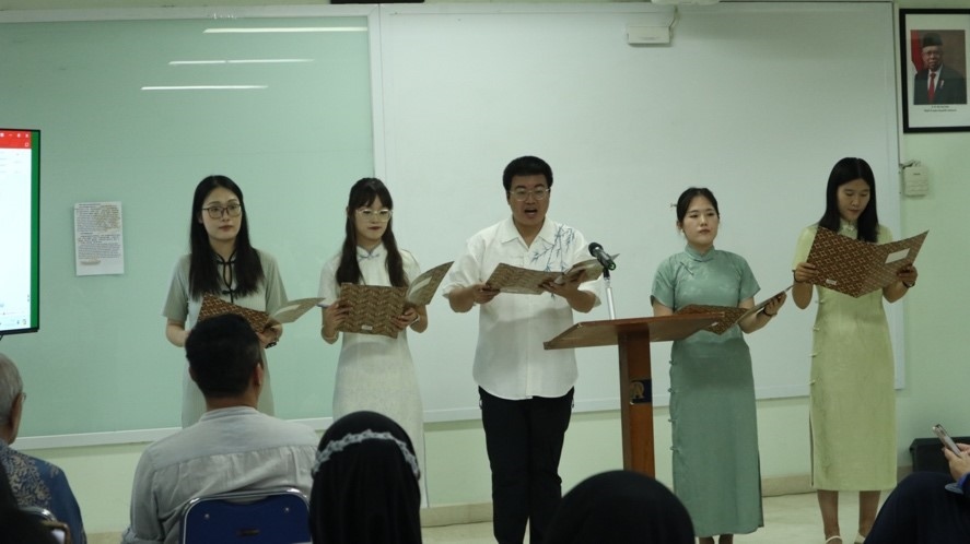 阿拉扎大學(xué)孔子學(xué)院志愿者教師表演詩朗誦?；顒又鬓k方供圖