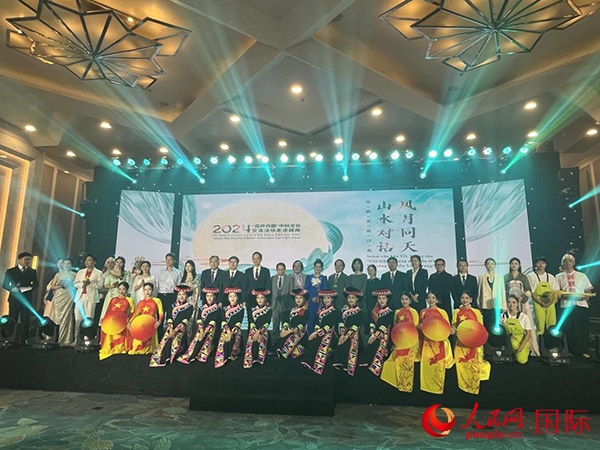 兩國嘉賓與中越藝術家現(xiàn)場合影。人民網(wǎng)記者 楊曄攝