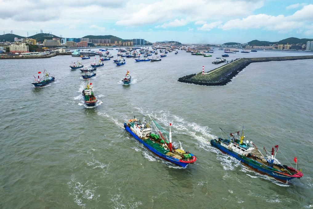 舟山沈家門水域漁船集中出海。（浙江海事局供圖）