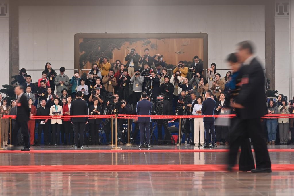 2024年3月10日，全國政協(xié)十四屆二次會議第三場“委員通道”集體采訪活動在北京人民大會堂舉行。新華社記者 宋為偉 攝