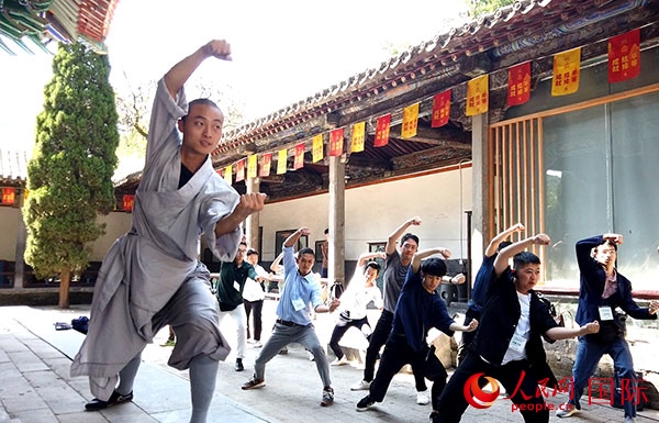 日本少林寺拳法青年代表團(tuán)體驗(yàn)體驗(yàn)少林十三拳。人民網(wǎng)記者 張靖攝