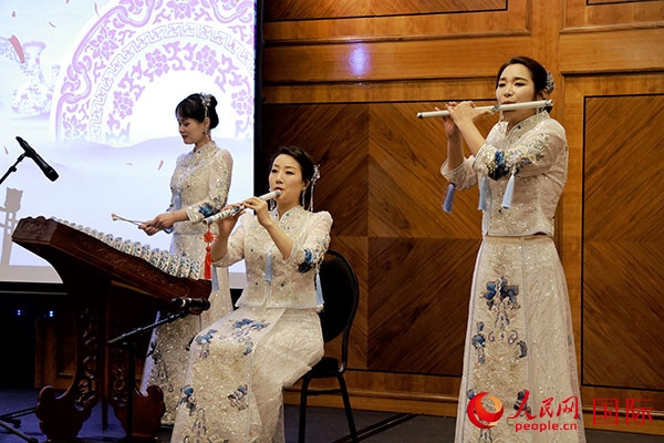 來(lái)自景德鎮(zhèn)的陶瓷音樂(lè)會(huì)在中秋佳節(jié)給英國(guó)倫敦的觀(guān)眾帶來(lái)了別樣的文化體驗(yàn)。人民網(wǎng)記者 邢雪攝