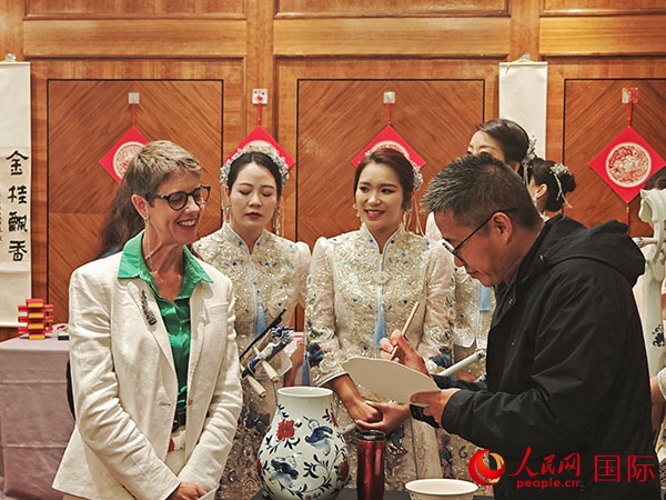 現(xiàn)場(chǎng)的非遺傳承人為英國(guó)觀(guān)眾展示畫(huà)技。人民網(wǎng)記者 邢雪攝