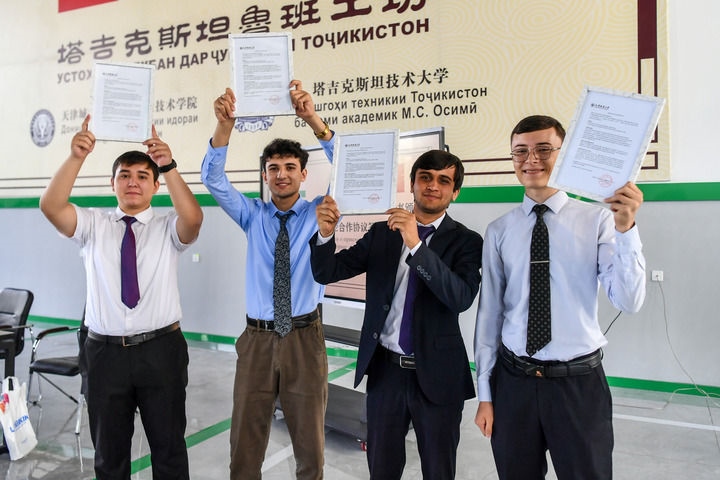 2024年7月3日，在塔吉克斯坦首都杜尚別，魯班工坊赴華留學(xué)生展示錄取通知書(shū)。新華社記者 曹陽(yáng) 攝
