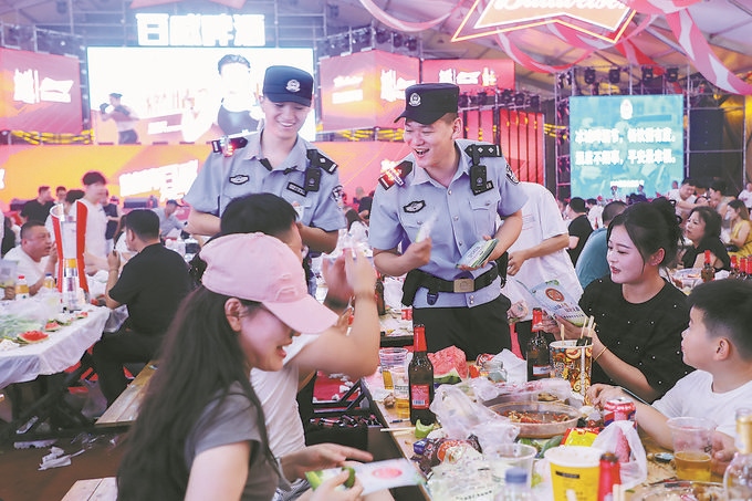 8月10日，黑龍江省哈爾濱市公安局松北分局民警輔警在啤酒大棚開展安全宣傳。史繼東攝