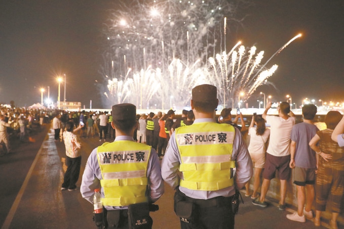 8月10日，黑龍江省哈爾濱市公安局松北分局民警輔警在啤酒大棚開展安全宣傳。史繼東攝