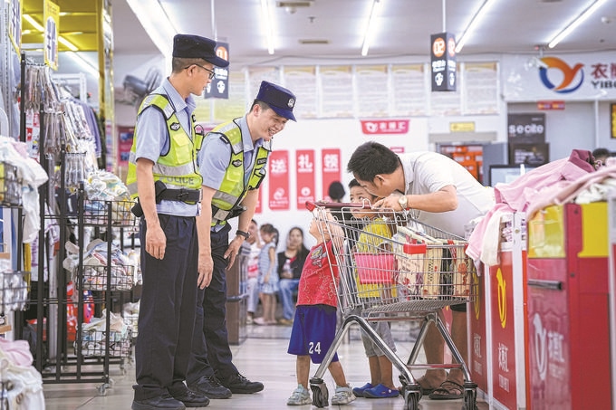 ?8月27日，貴州省凱里市公安局組織開展拉網(wǎng)式大排查，民警在超市和群眾交流。周國(guó)輝攝