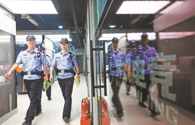 ▲7月6日，山西省新絳縣公安局龍興派出所組織警力對(duì)網(wǎng)吧等場(chǎng)所進(jìn)行集中治安檢查。高新生攝