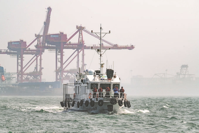 ?7月5日，秦皇島出入境邊防檢查站聯(lián)合秦皇島市公安局水陸巡特警支隊(duì)開展海上聯(lián)合巡航。陳凈萱攝