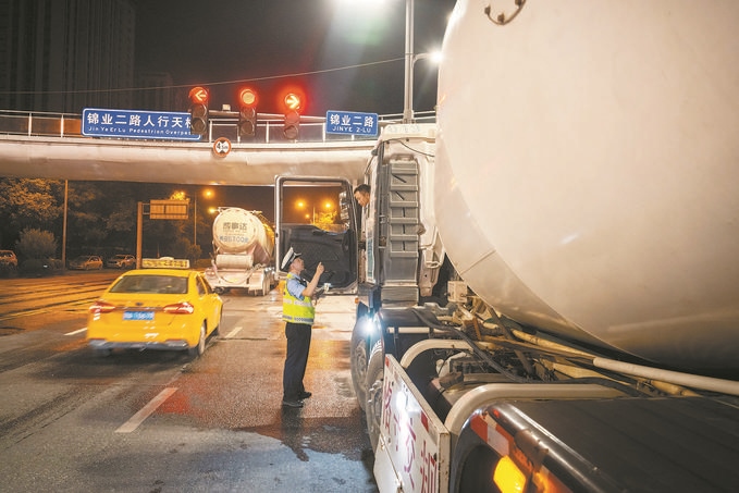 7月25日，陜西省西安市公安局交警支隊(duì)開展全市中重型貨車及面包車違法異地互查整治行動(dòng)。孫崇明攝