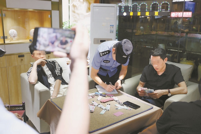 9月7日，云南省昆明市公安機(jī)關(guān)對(duì)棋牌室開展檢查。