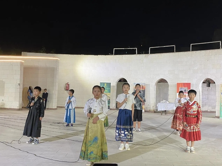 東方藝術(shù)文化館小朋友的詩朗誦表演。開羅中國文化中心供圖