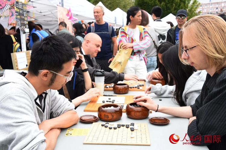 圍棋博弈。人民網(wǎng)記者 殷淼攝