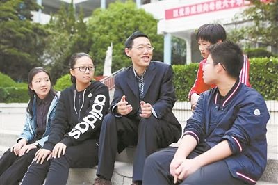 淮北市首批高層次人才儲(chǔ)備金獲得者、淮北市第一中學(xué)教師陳超（左三）在與學(xué)生交談?；幢笔形瞬殴ぷ骶止﹫D