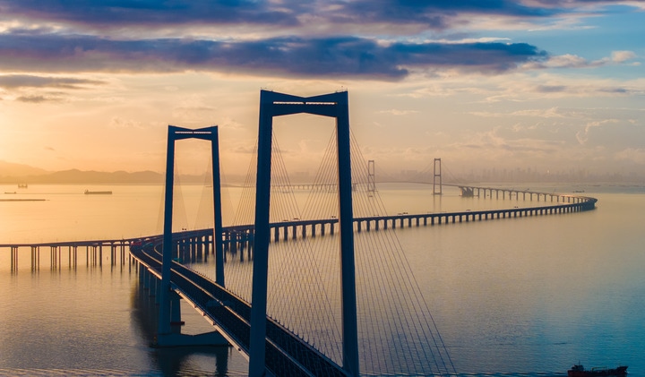 2024年6月27日，沐浴在晨曦中的深中通道（無人機(jī)照片）。新華社記者毛思倩 攝