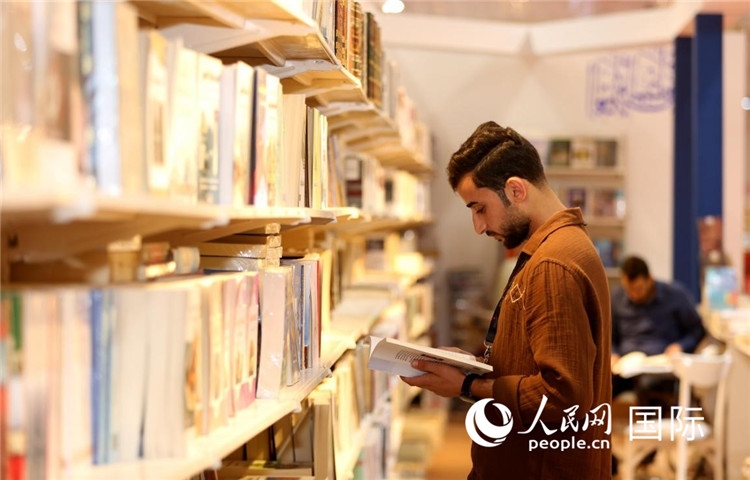 一位民眾在讀書。人民網中東中心分社奧馬爾·哈利勒攝