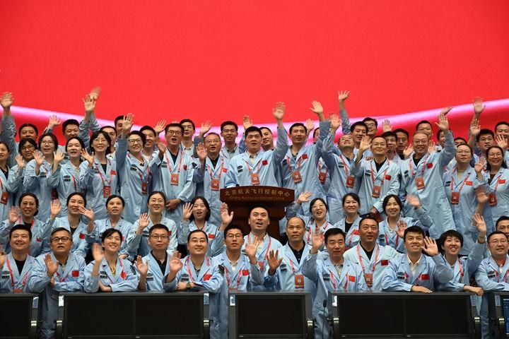 △2024年6月25日，嫦娥六號任務(wù)圓滿成功后，工作人員在北京航天飛行控制中心合影。