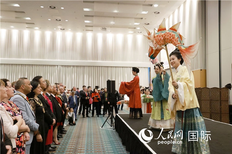 2、留學(xué)生表演了漢服展示《絲路霓裳》。邢雪攝
