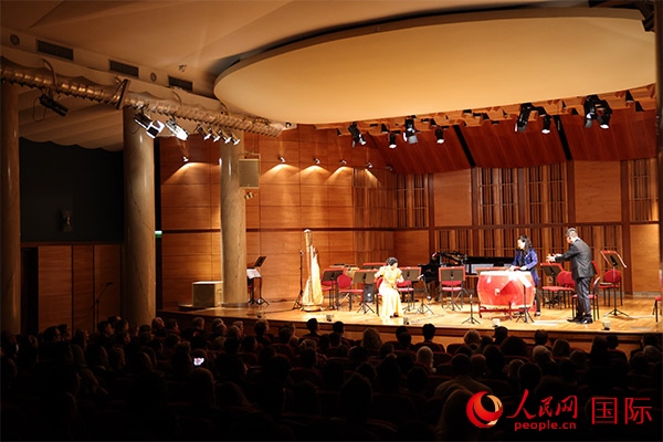 中國歌劇舞劇院的音樂家表演京劇曲牌《夜深沉》。人民網(wǎng)記者 禹麗敏攝