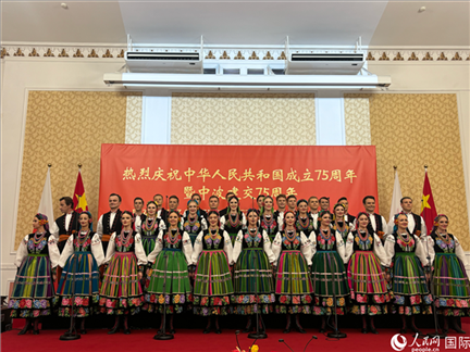 波蘭馬佐夫舍歌舞團現(xiàn)場演出。人民網(wǎng)記者 禹麗敏攝