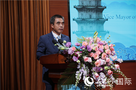 泉州市人民政府副市長(zhǎng)姚飛在“走進(jìn)中華文明——海絲印記 世遺泉州”主題人文交流活動(dòng)中致辭。人民網(wǎng) 王婧攝