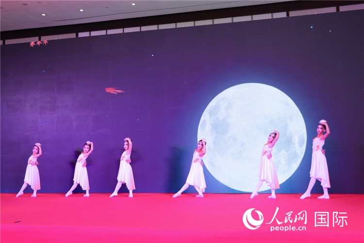 中國青少年歌舞表演。人民網(wǎng)記者任皓宇攝