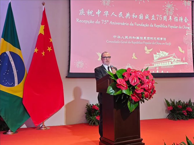 巴西外交部駐東北部地區(qū)辦公室主任德寶拉大使在招待會(huì)上致辭。 中國(guó)駐累西腓總領(lǐng)館供圖