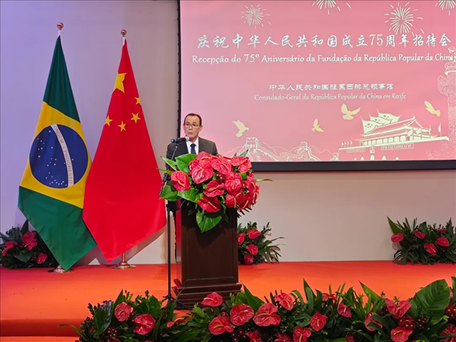 塞爾希培州州長(zhǎng)代表、副州長(zhǎng)索布拉爾在招待會(huì)上致辭。 中國(guó)駐累西腓總領(lǐng)館供圖