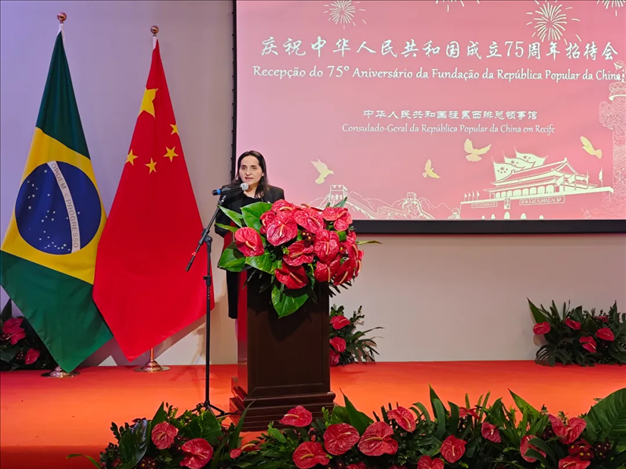 伯南布哥州州長(zhǎng)代表、科技廳長(zhǎng)維達(dá)爾在招待會(huì)上致辭。 中國(guó)駐累西腓總領(lǐng)館供圖