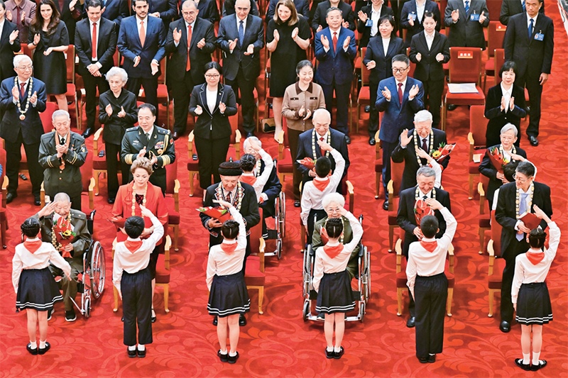 2024年9月29日，中華人民共和國國家勛章和國家榮譽稱號頒授儀式在北京人民大會堂隆重舉行。圖為少先隊員向國家勛章和國家榮譽稱號獲得者敬禮致意。 新華社記者 岳月偉/攝