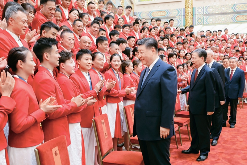 2024年8月20日，黨和國家領導人習近平、趙樂際、王滬寧、蔡奇、李希、韓正等在人民大會堂接見第33屆夏季奧林匹克運動會中國體育代表團全體成員。 新華社記者 鞠鵬/攝