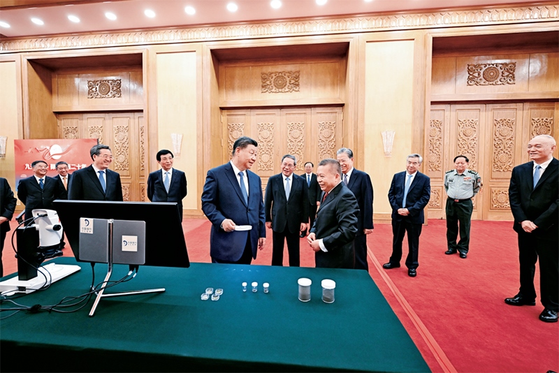 2024年9月23日，黨和國家領導人習近平、李強、趙樂際、王滬寧、蔡奇、丁薛祥、李希等在人民大會堂接見探月工程嫦娥六號任務參研參試人員代表并參觀月球樣品和探月工程成果展覽。這是習近平等參觀月球樣品和探月工程成果展覽。 新華社記者 謝環(huán)馳/攝