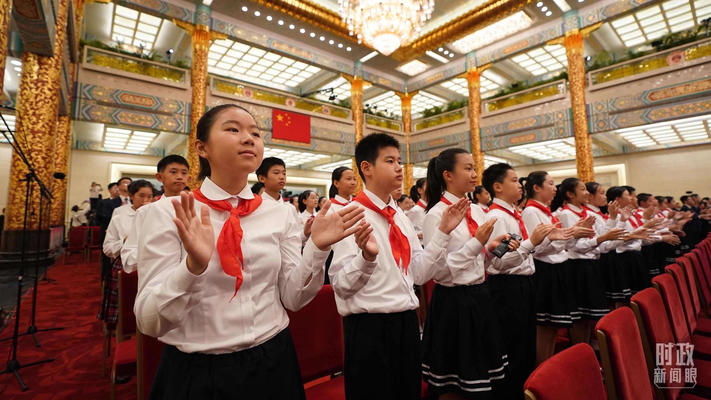 頒授儀式現(xiàn)場的少先隊員。（總臺記者李晉拍攝）