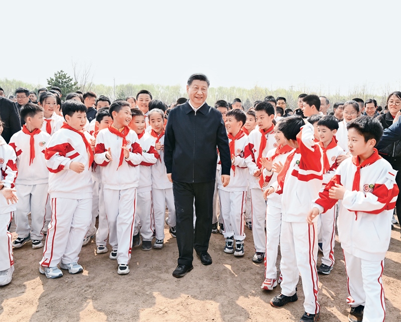 2024年4月3日，黨和國家領導人習近平、李強、趙樂際、王滬寧、蔡奇、丁薛祥、李希、韓正等來到北京市通州區(qū)潞城鎮(zhèn)參加首都義務植樹活動。這是習近平同少先隊員在一起。 新華社記者 李學仁/攝