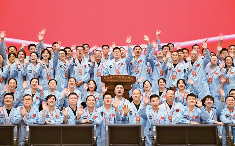 嫦娥六號完成了人類歷史上首次月球背面采樣，突破了多項關(guān)鍵技術(shù)，是我國建設(shè)航天強國、科技強國取得的又一標(biāo)志性成果，是我國探月工程的重要里程碑。圖為2024年6月25日，嫦娥六號任務(wù)圓滿成功后，工作人員在北京航天飛行控制中心合影。 新華社記者 金良快/攝