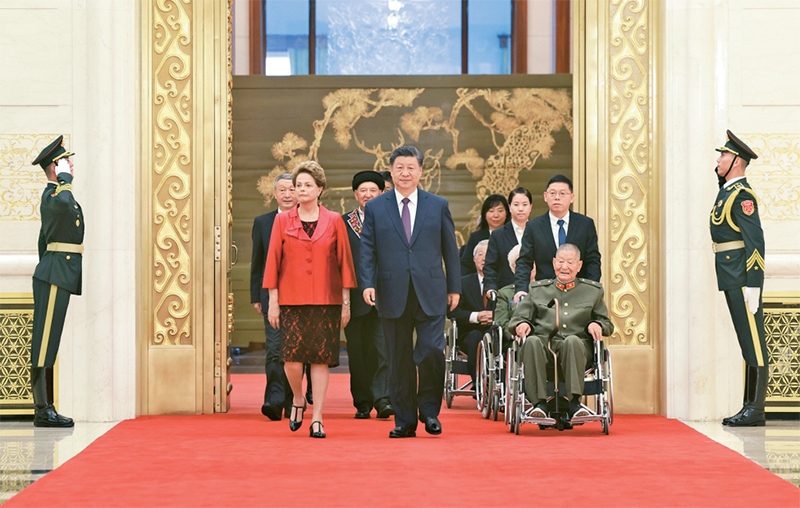 2024年9月29日，中華人民共和國國家勛章和國家榮譽稱號頒授儀式在北京人民大會堂金色大廳隆重舉行。中共中央總書記、國家主席、中央軍委主席習近平同國家勛章和國家榮譽稱號獲得者一同步入會場。 新華社記者 王曄/攝