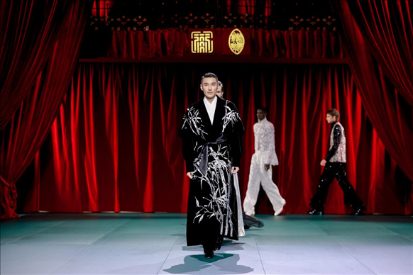 9月28日，模特在法國(guó)巴黎舉行的“2024巴黎·恭王府服飾秀”上展示服裝（主辦方供圖）