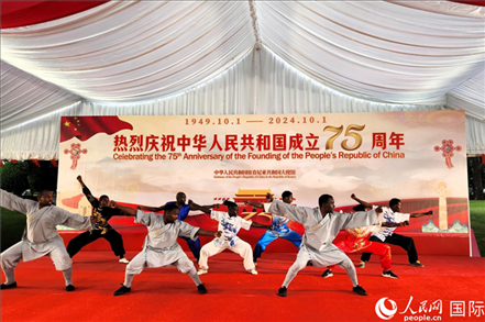 肯尼亞青年表演中國(guó)武術(shù)。人民網(wǎng)記者 黃煒鑫攝