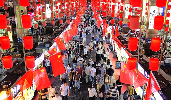 國(guó)慶臨近，河南省洛陽(yáng)市老城歷史文化街區(qū)裝扮一新，國(guó)旗招展，處處洋溢著濃厚的國(guó)慶節(jié)日氛圍。來(lái)源：人民圖片網(wǎng)